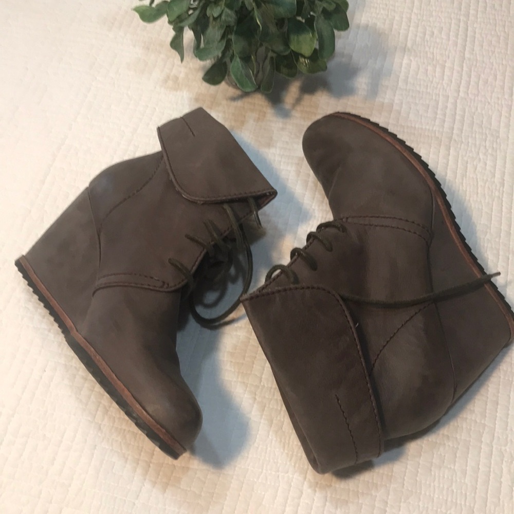 Biala womens brown leather boots size 8 or euro 39m.
